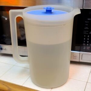 TUPPERWARE PITCHER 1 GALLON Blue/Clear